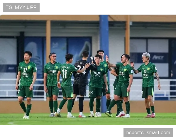 北京国安，所谓豪门再陷管理危机，球迷怒问：“换帅引援还是崩盘下滑？”